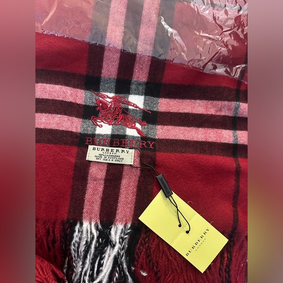 Red Burberry scarf with 100% cashmere material - Picture 1 of 1